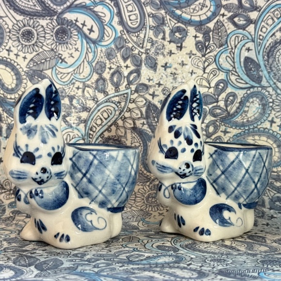 SIGNED Bunny or Rabbit Egg Cups Ceramic or Porcelain Blue White Pair (2) Holiday - Picture 7 of 8